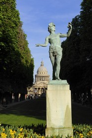 France, Paris (75), l' Acteur Grec par Charles-Arthur Bourgeois au Jardin du Luxembourg avec le Panthéon en arrière-plan