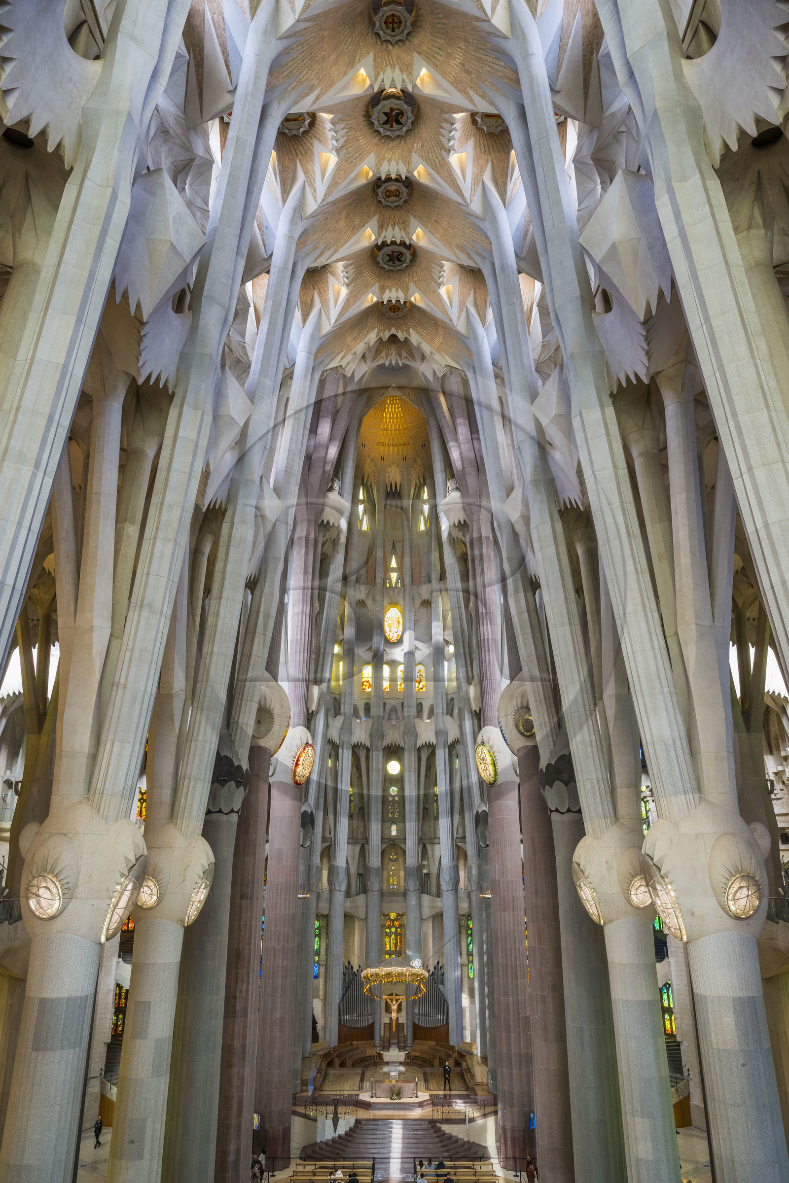 Espagne, Catalogne, Barcelone, quartier de l'Eixample, basilique de la Sagrada Familia de l'architecte du modernisme catalan Antoni Gaudi classée Patrimoine Mondial de l'UNESCO, le chœur, le ciborium, la coupole et la voute de la Nef en haut