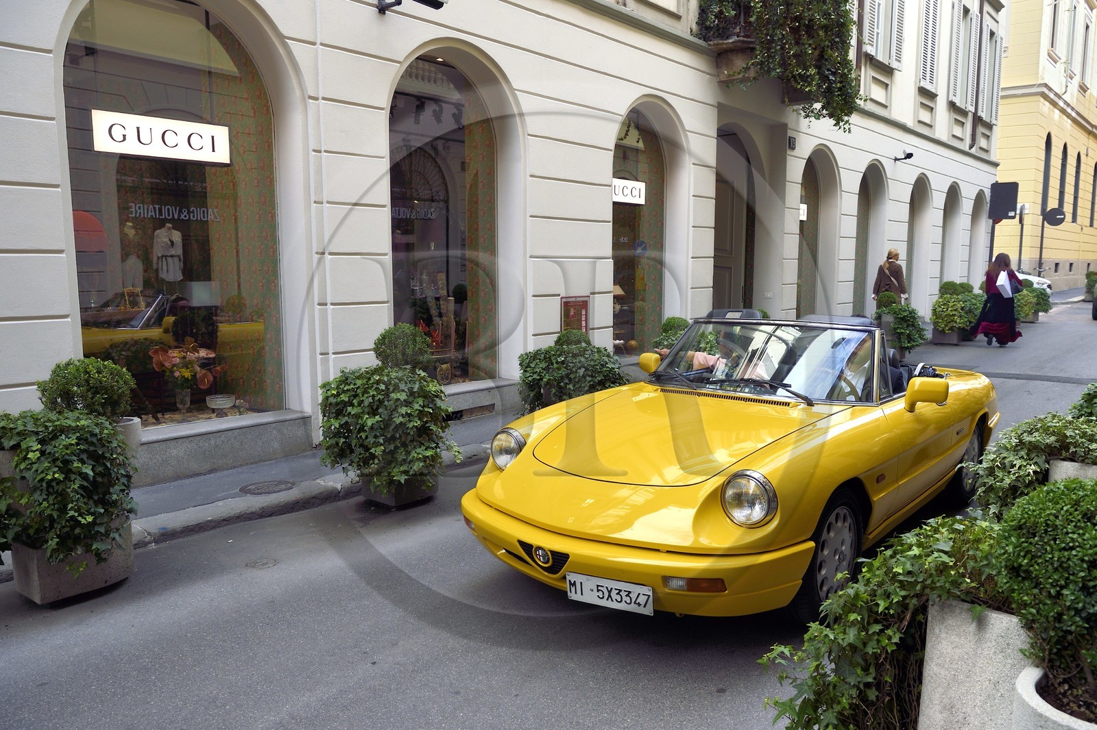 Italie, Lombardie, Milan, Quadrilatère de la Mode (Quadrilatero della moda), cabriolet Alfa Romeo Duetto Spider jaune devant la boutique de luxe Gucci via Santo Spirito
