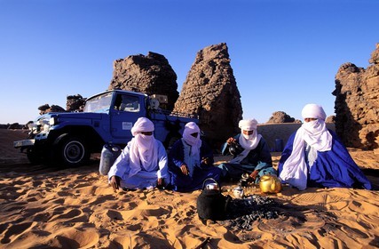 Libya, region of the desert, the Fezzan (Sahara), Tassili of Maghidet, Preparation of the tea during the evening bivouac