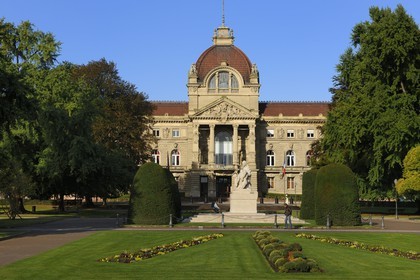 France, Bas-Rhin (67), Strasbourg, la place de la République, le Palais du Rhin et le monument aux morts. Une mère tient ses deux fils mourants, l’un regarde la France, l’autre l’Allemagne