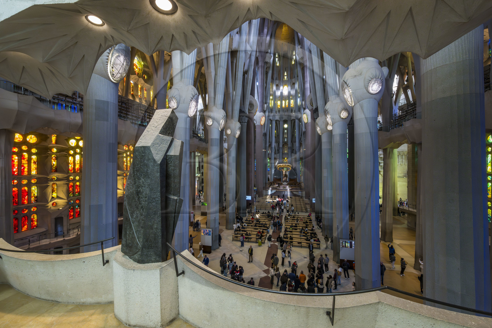 Espagne, Catalogne, Barcelone, quartier de l'Eixample, basilique de la Sagrada Familia de l'architecte du modernisme catalan Antoni Gaudi classée Patrimoine Mondial de l'UNESCO, vue de la nef depuis la facade de la Gloire, au premier plan la statue en bronze de Saint Georges par le sculpteur Subirachs