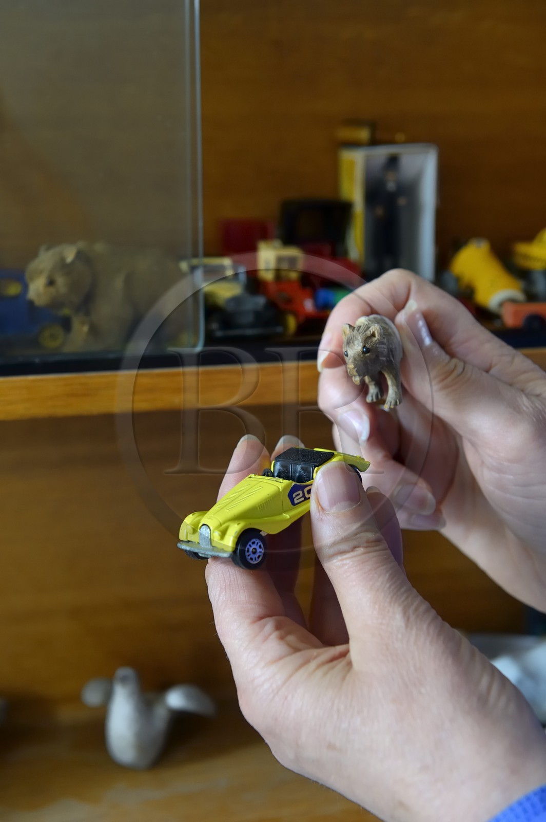 Paris (75), Cité Véron au 94 Bd de Clichy, appartement de Boris Vian, la voiture jouet Morgan sortie de la vitrine de ses objets favorits