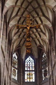 Allemagne, Bade-Wurtemberg, Fribourg en Brisgau, la cathédrale (Munster), le crucifix roman («Boecklin Kreuz, 1210) placé haut au-dessus de l'autel dans la traversée