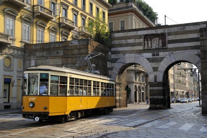 Italie, Lombardie, Milan, tramway franchissant les Arches de Porta Nuova