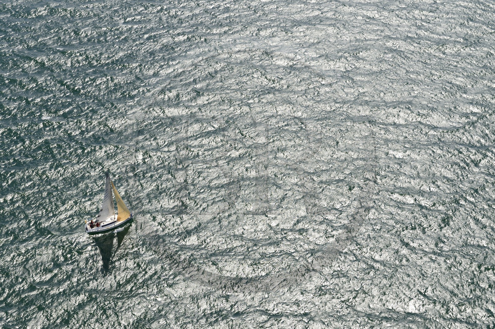 France, Morbihan (56), Golfe du Morbihan, voilier de plaisance (vue aérienne)