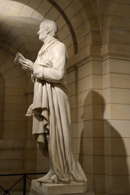 France, Paris (75), le Panthéon, la crypte, statue en pied de Voltaire par Houdon devant son tombeau