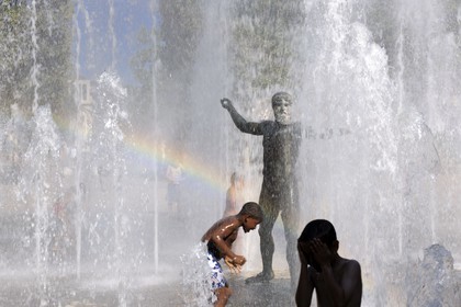 France, Hérault (34), Montpellier, quartier Antigone de l'architecte Ricardo Bofill, la fontaine de la place du Nombre d'Or