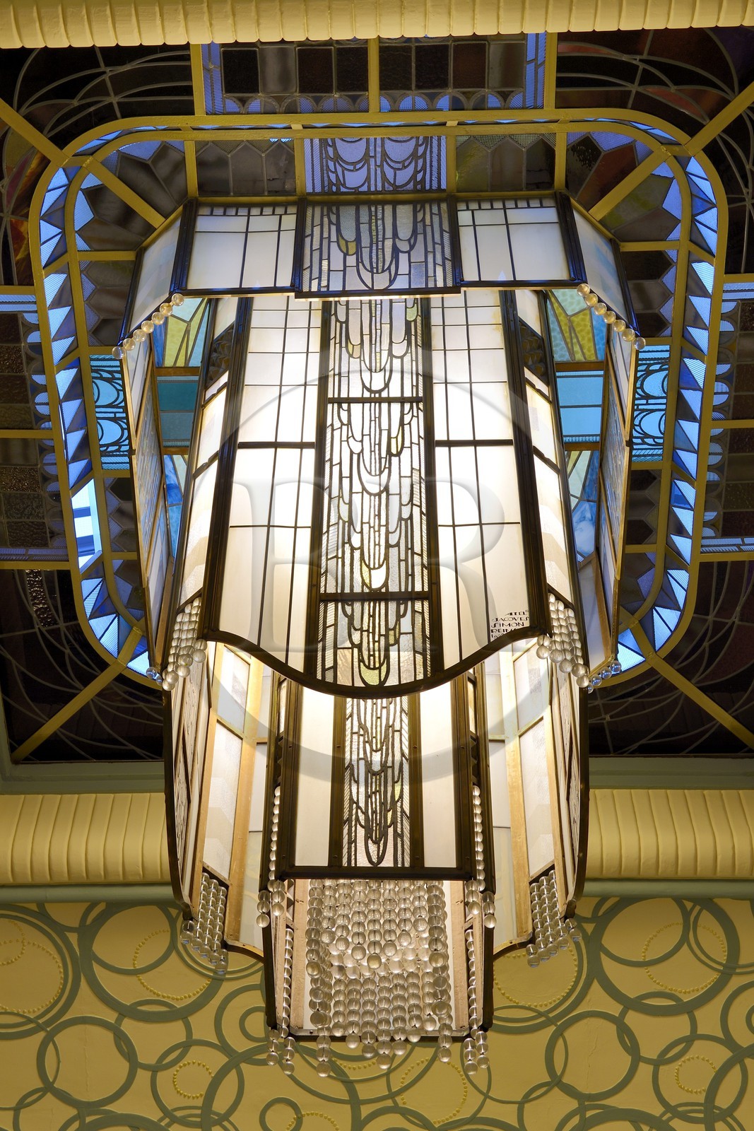 France, Marne (51), Reims, la bibliothèque Carnegie de style Art Nouveau, le lustre du grand hall d'entrée fut dessiné par le maître verrier rémois Jacques Simon