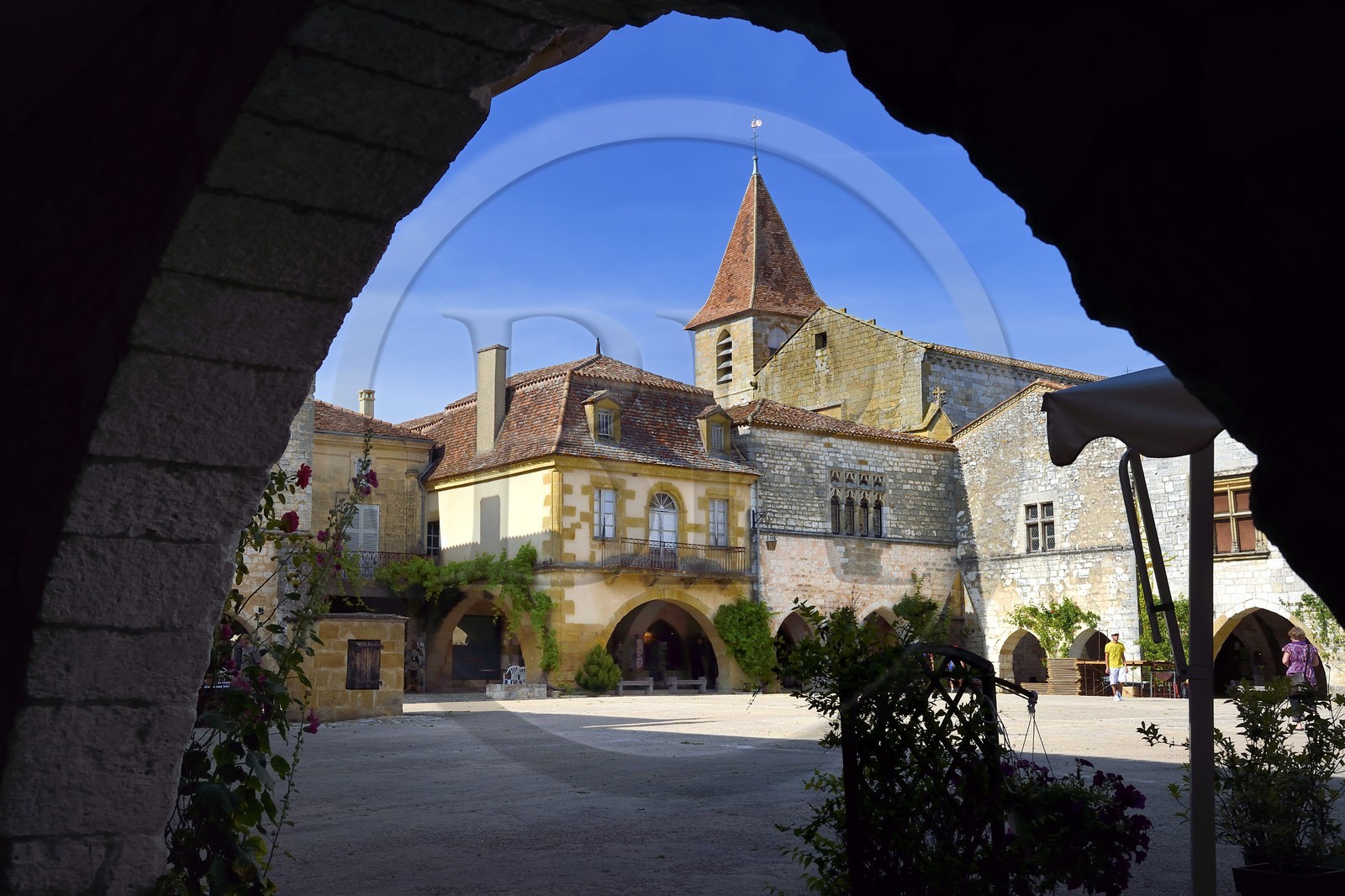 France, Dordogne (24), Périgord Pourpre, Monpazier, labellisé Les Plus Beaux Villages de France, la place des Cornières au coeur du village