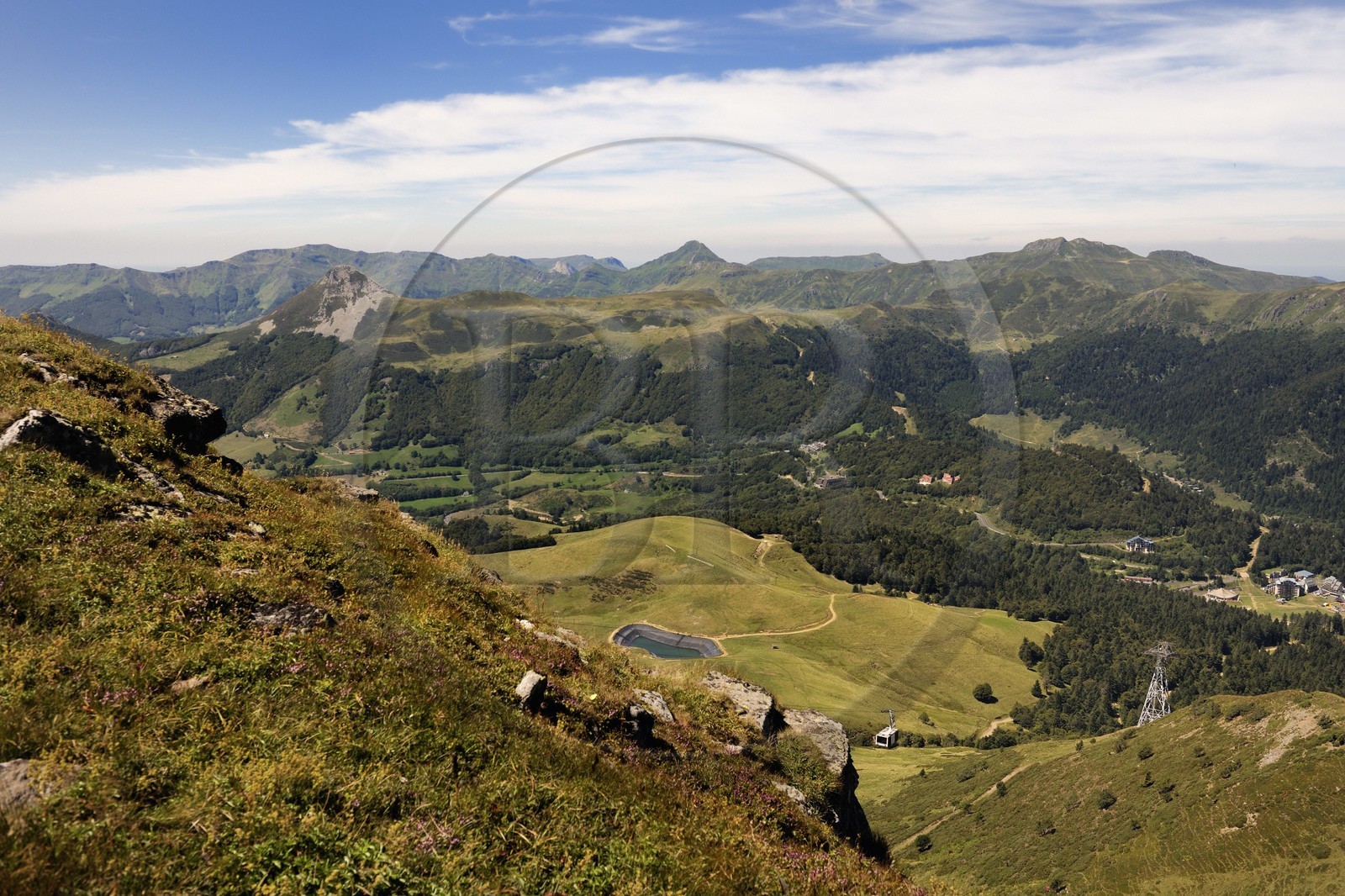 France, Cantal (15), monts du Cantal, Parc Naturel Régional des Volcans d' Auvergne, la station de montagne Super Lioran au sommet du Plomb du Cantal (1855m)