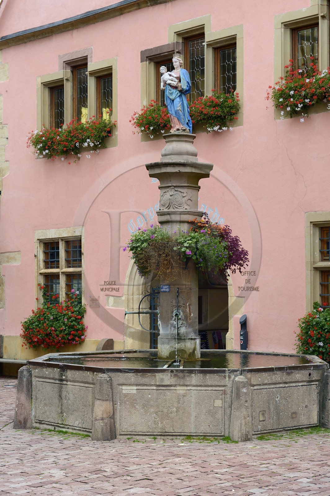 France, Haut-Rhin (68), Route des Vins d'Alsace, Turckheim, fontaine Stockbrunna surmontée de la statue de la Vierge devant l'ancien batiment du Corps de Garde
