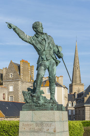 France, Ille-et-Vilaine (35), Côte d'Emeraude, Saint-Malo, statue du corsaire Robert Surcouf réalisée par le sculpteur Alfred Caravaniez fin XIXème siècle sur les remparts du jardin de la place du Québec