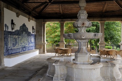 Portugal, région du Minho, Guimaraes, véranda de la Pousada de Santa Marinha da Costa, azulejos du XVIIIème siècle racontant la vie du monastère