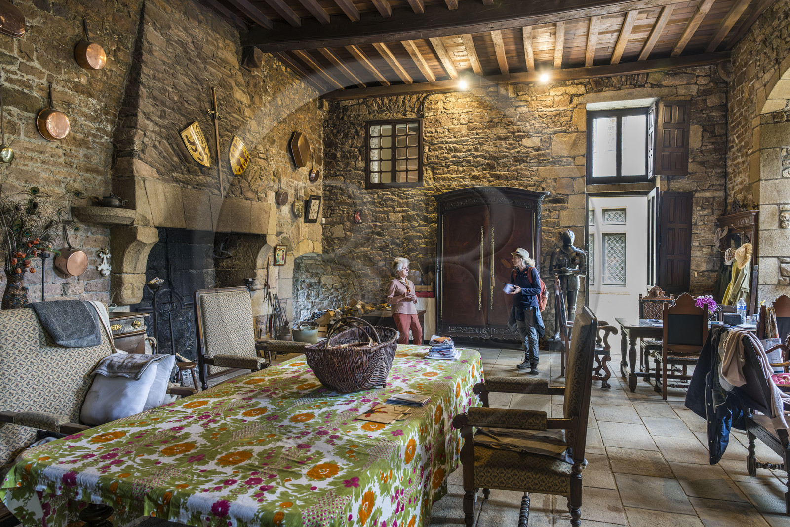 France, Côtes d'Armor (22), Grand Site de France Cap d'Erquy – Cap Fréhel, Plévenon, le Fort La Latte ou château de la Roche Goyon du XVème siècle, le logis du Gouverneur devenu familial, le chateau est une propriété familiale, la maman Isabelle Jouon-des-Longrais
