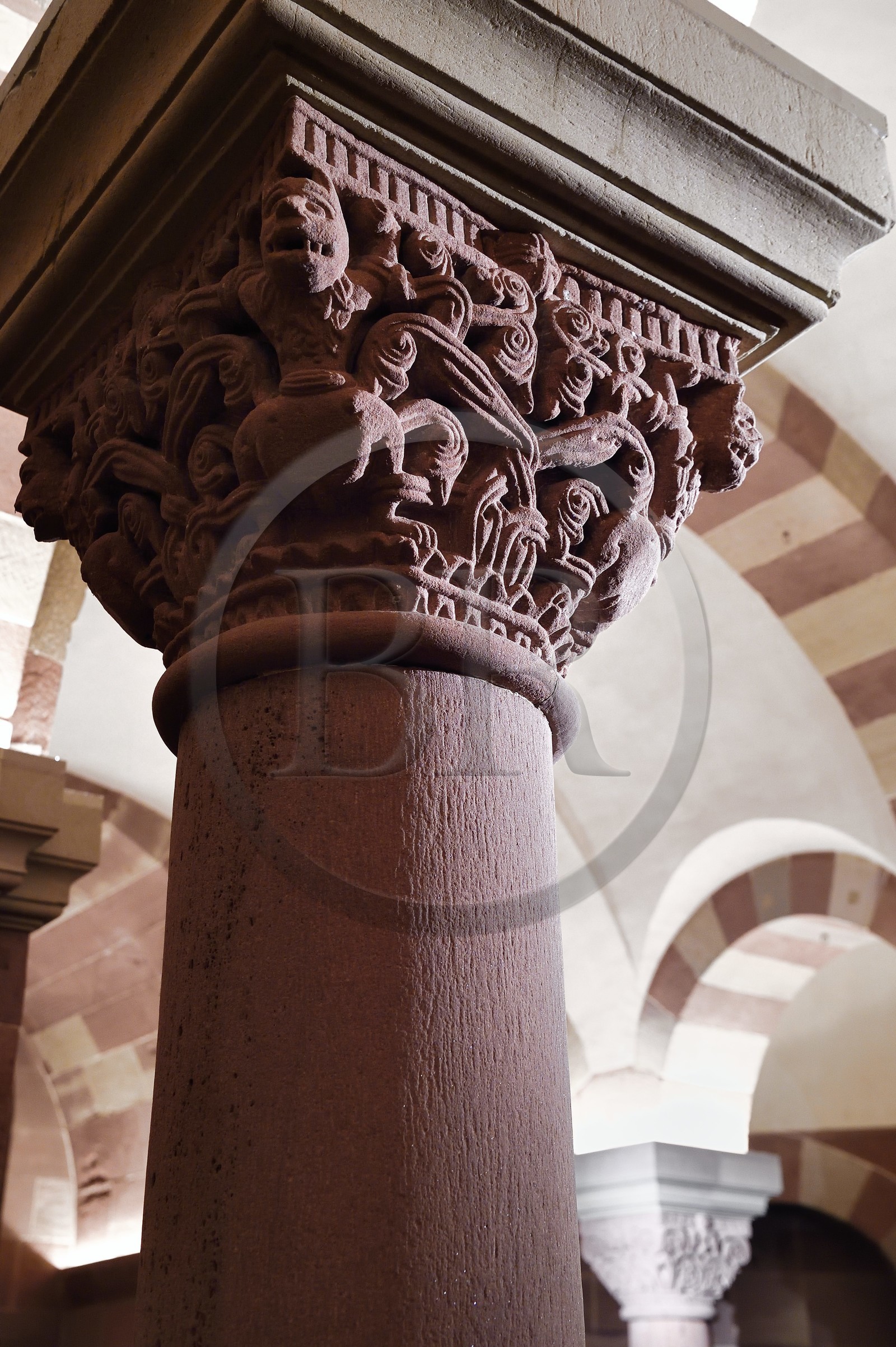 France, Bas-Rhin (67), Strasbourg, vieille ville classée au Patrimoine Mondial de l'UNESCO, la cathédrale Notre-Dame, la crypte romane du XIème siècle, chapiteau roman représentant des bêtes difformes