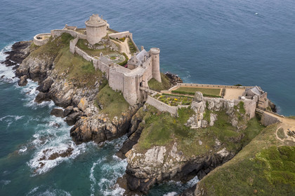 France, Côtes d'Armor (22), Grand Site de France Cap d'Erquy – Cap Fréhel, Plévenon, le Fort La Latte ou château de la Roche Goyon du XVème siècle (vue aérienne)