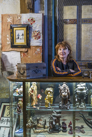 France, Vaucluse (84), Avignon, Maison de Fogasse, lieu alliant un subtil alliage de culture, de mode, d'art et de gastronomie, sa propriétaire Corinne Chicheportiche