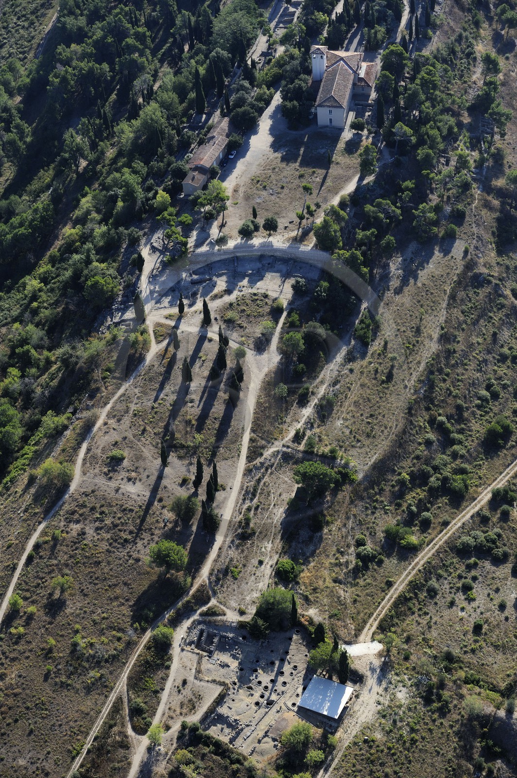France, Hérault (34), Nissan-lez-Ensérune, l' oppidum d'Ensérune est un site archéologique comprenant les vestiges d'un village antique entre le VIe siècle av. J.-C. et le Ier siècle après J.-C. (vue aérienne)