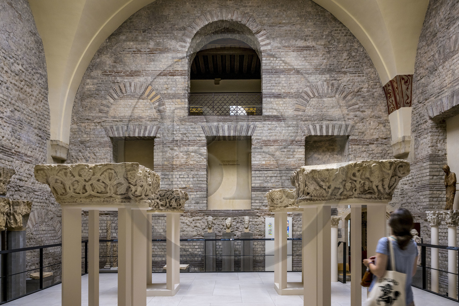 France, Paris (75), Musée de Cluny - Musée national du Moyen-Age, Art Roman, église abbatiale de Saint-Germain-des-Près, douze chapiteaux adossés  dans une ancienne salle des thermes gallo-romaines