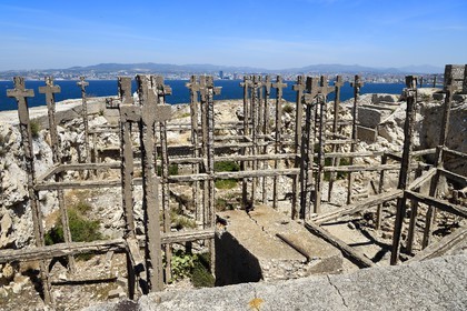 France, Bouches-du-Rhône (13), Marseille, Parc National des Calanques, Archipel des Iles du Frioul, Ile Ratonneau, Fort Ratonneau, pseudo champ de croix, vestige de structures de casemates allemandes pour canon dont la construction fut interrompue par la fin de la guerre