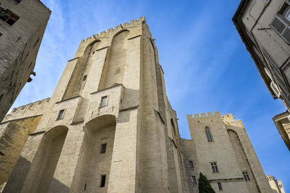 France, Vaucluse (84), Avignon, Palais des Papes classé Patrimoine mondial de l'UNESCO, tour Saint-Laurent située à l'angle de la place de la Mirande et de la rue Peyrolerie au sud-est du palais
