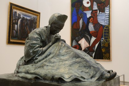 France, Finistère (29), Quimper, musée des Beaux Arts, statue Les Brodeuses (1907) de l'artiste René Quillivic