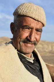 Iran, Province d'Ispahan, désert du Dasht-e Kavir, Mesr dans la région de Khur et Biabanak, le chamelier Ali Saraban portant le feutre en laine de chameau (namad) de son grand-père