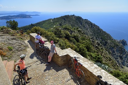France, Var (83), La Seyne-sur-Mer, randonnée dans le massif du Cap Sicié, cyclistes à la chapelle Notre-Dame du Mai, la presqu'Ile de Saint-Mandrier à gauche, l'ancien sémaphore du cap, la presqu'ile de Giens et les iles d'Hyères en arrière plan