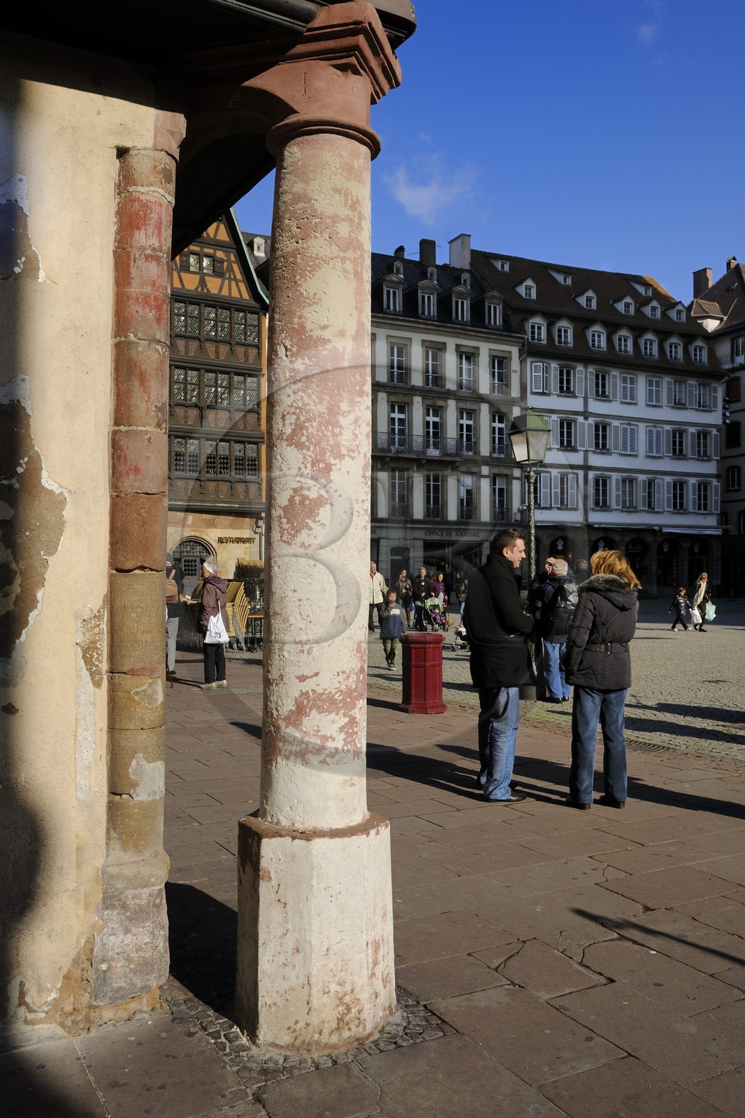 France, Bas-Rhin (67), Strasbourg, à l’angle de la rue Mercière et de la place de la cathédrale, la colonne mesureur de ventre France, Bas-Rhin (67), Strasbourg, à l’angle de la rue Mercière et de la place de la cathédrale, la colonne mesureur de ventre