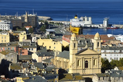 France, Haute-Corse (2B), Bastia, l'église Saint-Jean-Baptiste et le port commercial en arrière plan