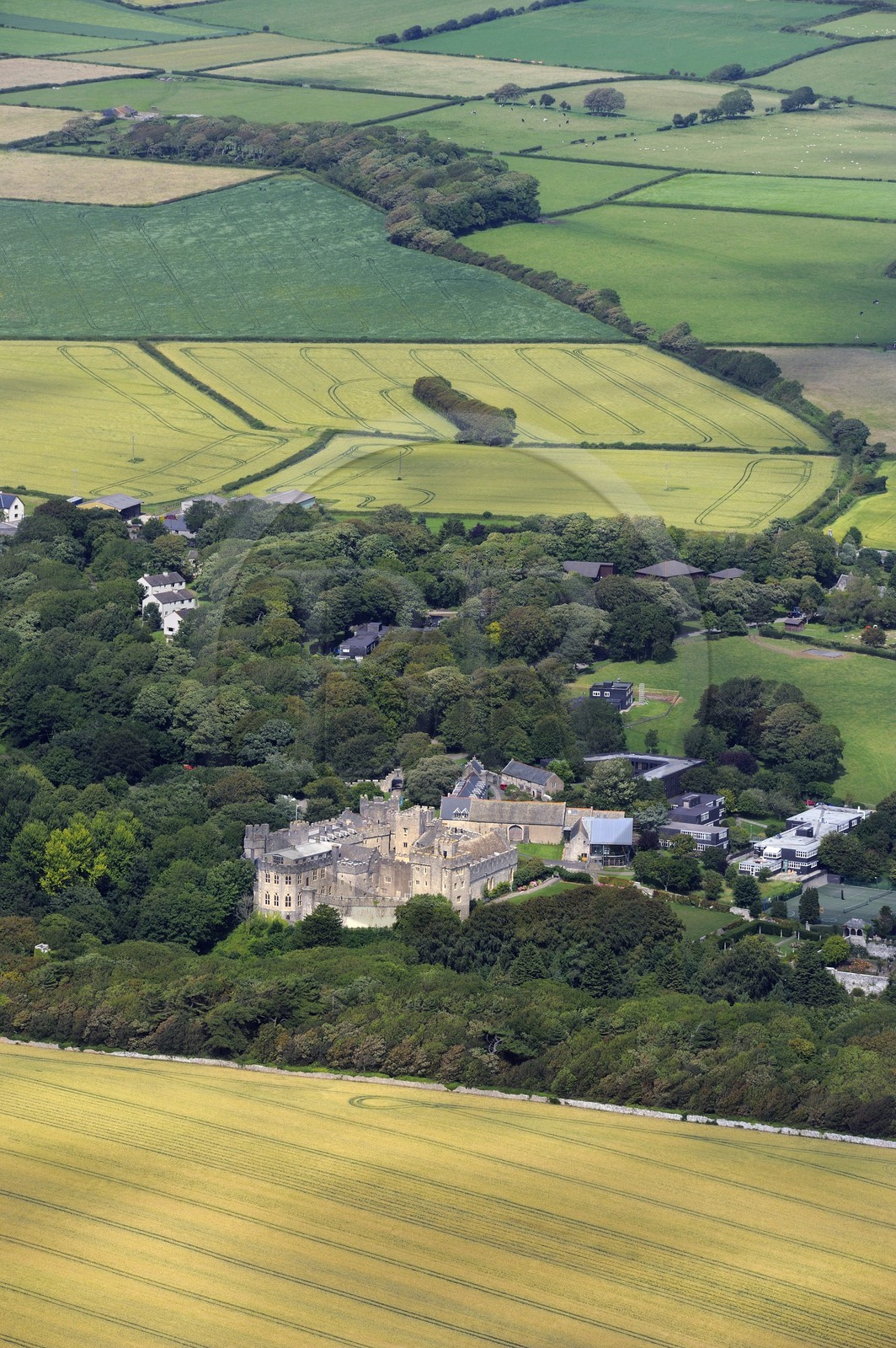 Royaume-Uni, Angleterre, Pays de Galles, Llantwit Major, le chateau médiéval de Saint-Donat dans la vallée de Glamorgan héberge l' Atlantic College (vue aérienne)