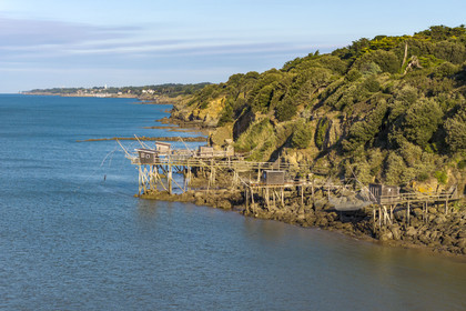 France, Loire-Atlantique (44), Baie de Bourgneuf, Pornic, cabanes de pêche traditionnelle au carrelet en bordure de la plage de Crêve-coeur à La Bernerie-en-Retz (vue aérienne)