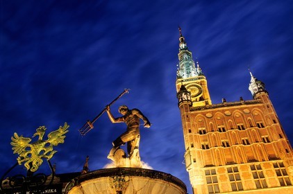 Poland, Eastern Pomerania, Gdansk, Neptune fountain in front of the town hall (Ratusz Glownego Miasta)