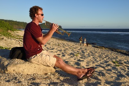 France, Ile de la Reunion, côte sud, joueur de trompette sur la plage de Petite-Ile