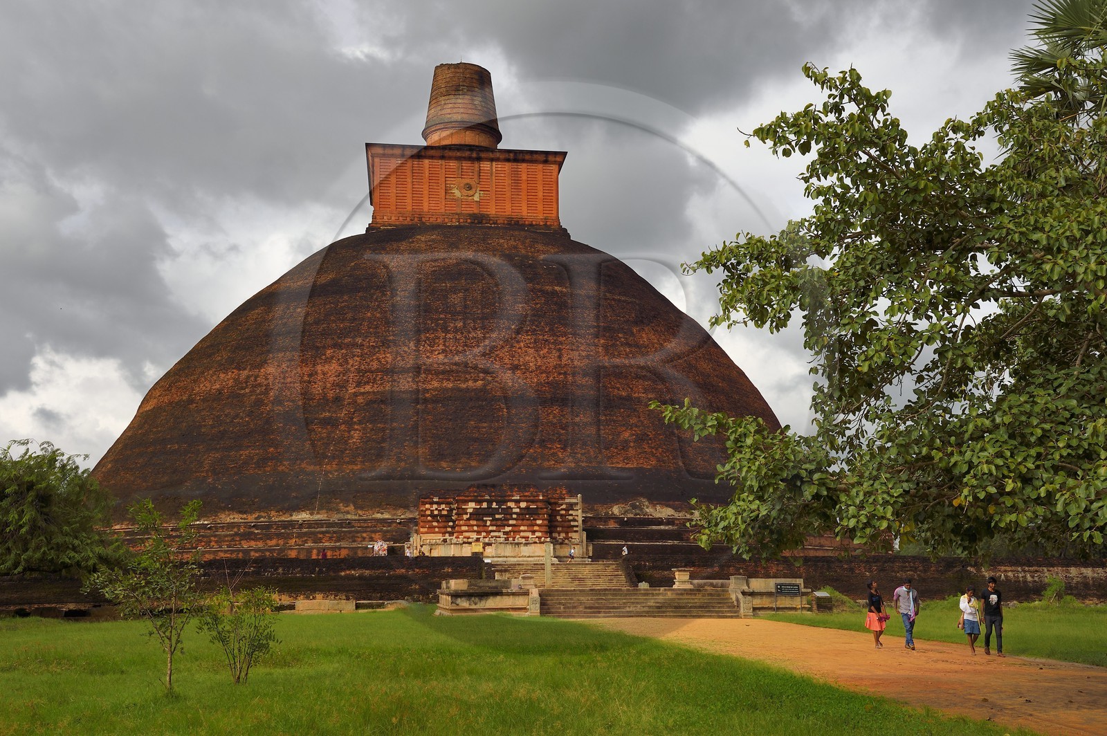 Sri Lanka, province du Centre-Nord, site d'Anuradhapura classé Patrimoine Mondial de l'UNESCO, capitale du Sri Lanka au IIIe siècle avant JC, grande stupa de Jethawan (dagoba de Jetavanarama) situé dans les ruines du monastère Jetavana