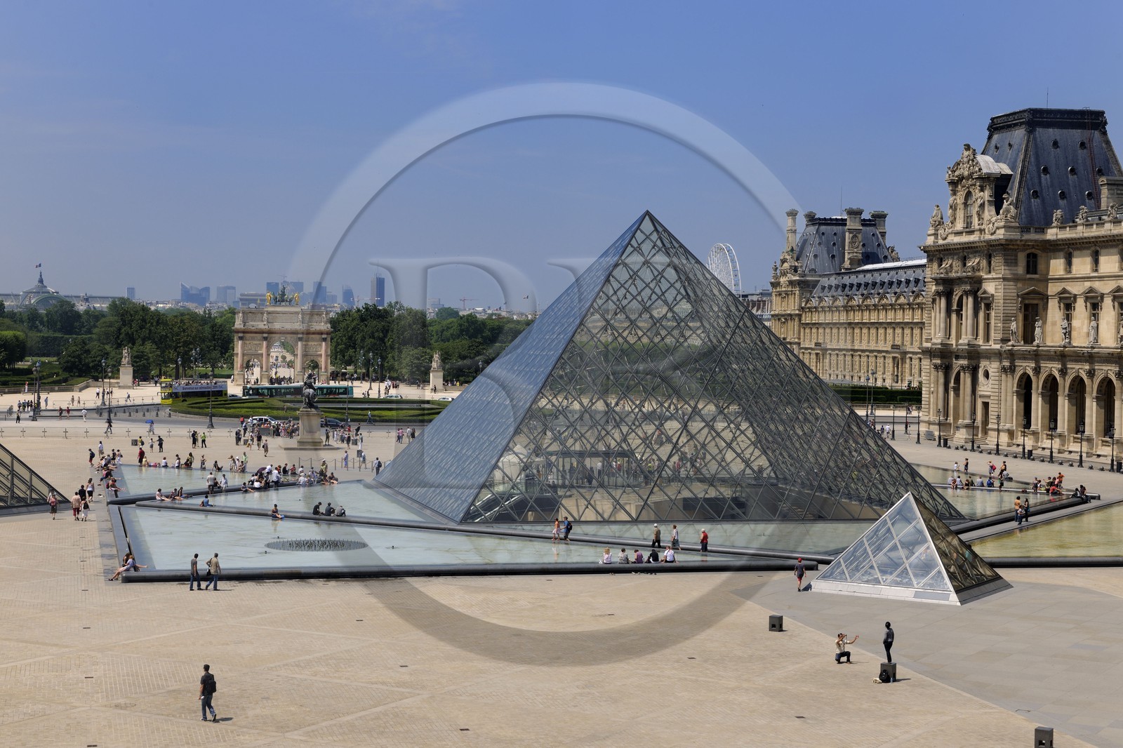 France, Paris (75), le musée et la pyramide du Louvre de l'architecte Ieoh Ming Pei