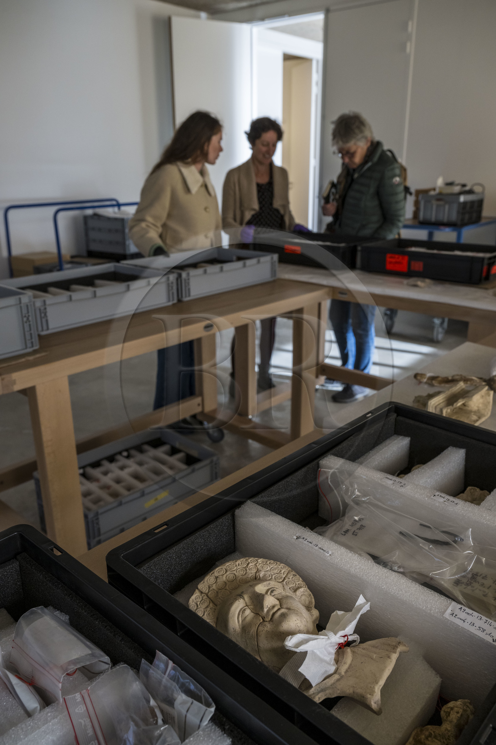 France, Saône-et-Loire (71), Autun, réserves du musée Rolin, une figurine en terre cuite gallo-romaine d'une nécropole