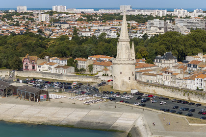 France, Charente-Maritime (17), La Rochelle, à l'entrée Vieux Port, la tour de la Lanterne (vue aérienne)
