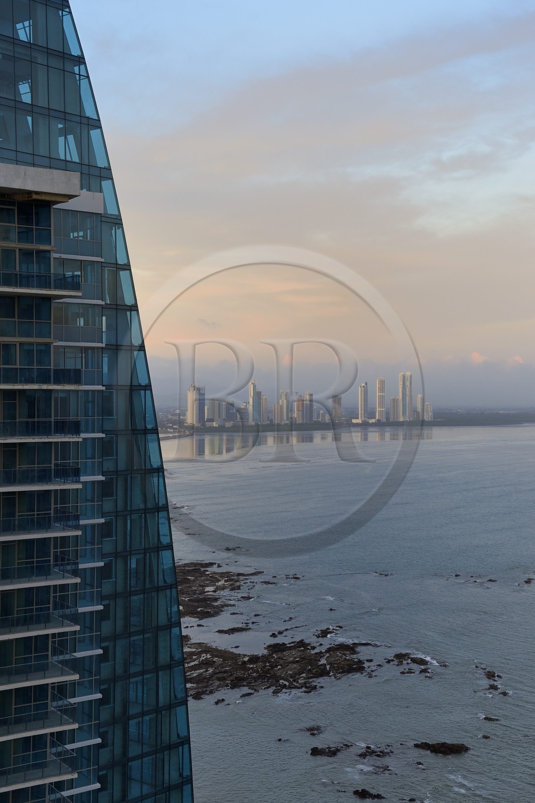 Panama, Panama City, immeuble Grand Tower et le nouveau quartier de gratte-ciels de Costa del Este en arrière plan