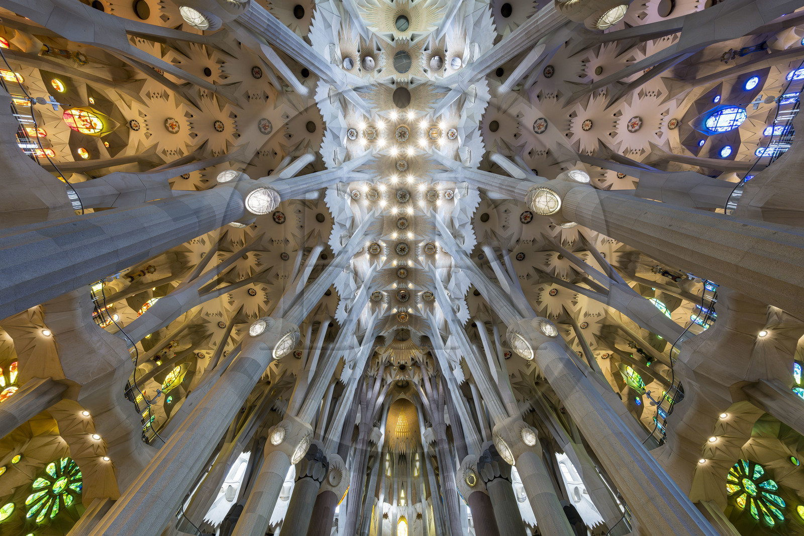 Espagne, Catalogne, Barcelone, quartier de l'Eixample, basilique de la Sagrada Familia de l'architecte du modernisme catalan Antoni Gaudi classée Patrimoine Mondial de l'UNESCO, le chœur et la voute de la Nef en haut