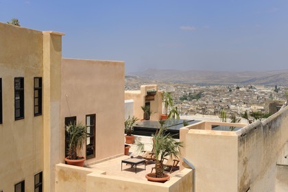 Maroc, Moyen Atlas, Fès, ville impériale, médina classée Patrimoine Mondial de l'UNESCO, toits de l'hôtel de luxe Riad Fes dans Fès el Bali