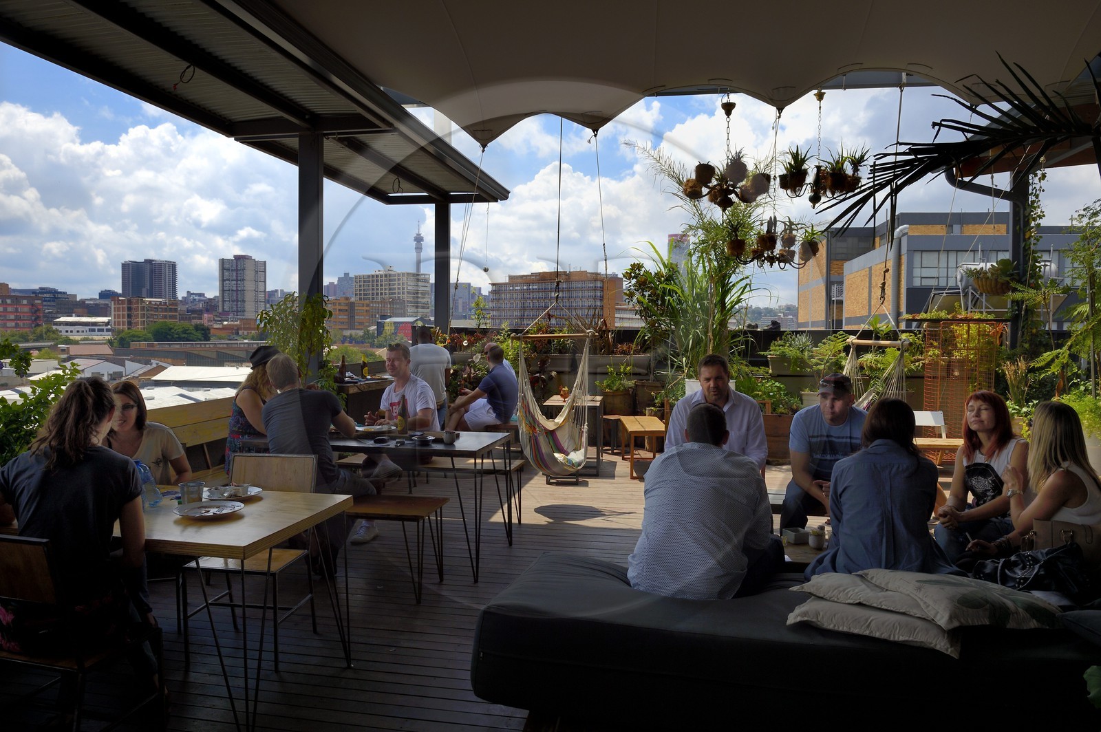 Afrique du Sud, province de Gauteng, Johannesburg, CBD (Central Business District), quartier de Maboneng, restaurant et bar The Living Room