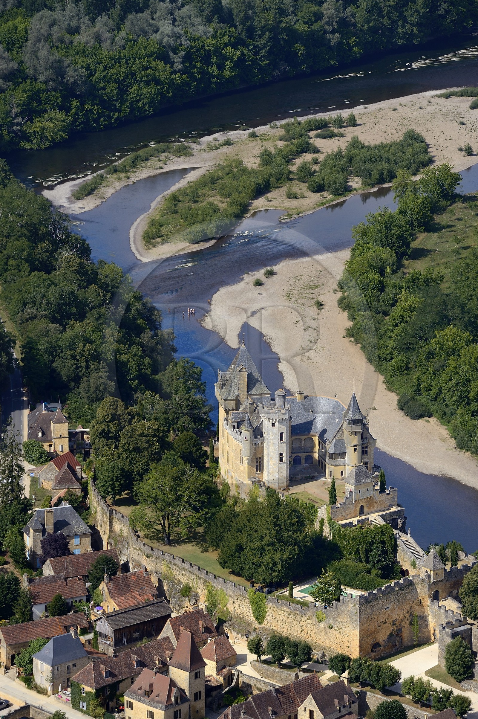 France, Dordogne (24), Périgord Noir, vallée de la Dordogne, Vitrac, le chateau de Montfort surplombant la Dordogne (vue aérienne)
