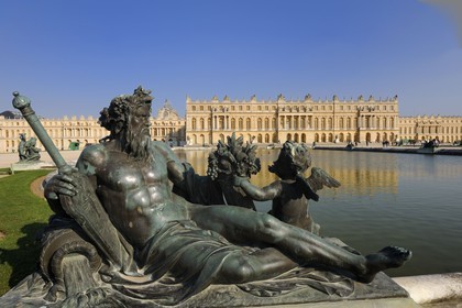 France, Yvelines (78), parc du château de Versailles, classé Patrimoine Mondial de l'UNESCO, Parterre d'eau, statue représentant un fleuve français