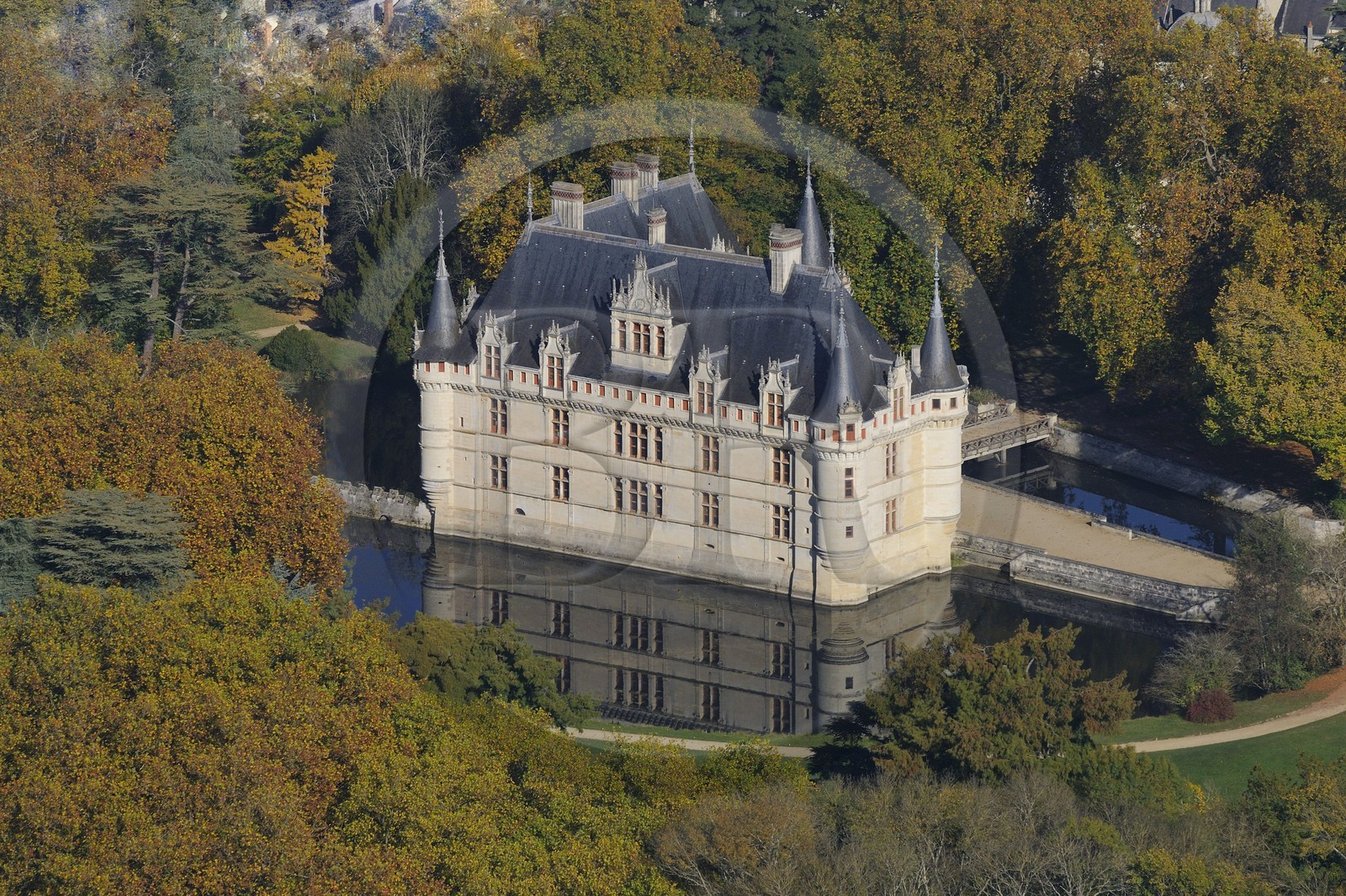 France, Indre-et-Loire (37), Vallée de la Loire classée Patrimoine Mondial de l' UNESCO, château d' Azay-le-Rideau (vue aérienne)