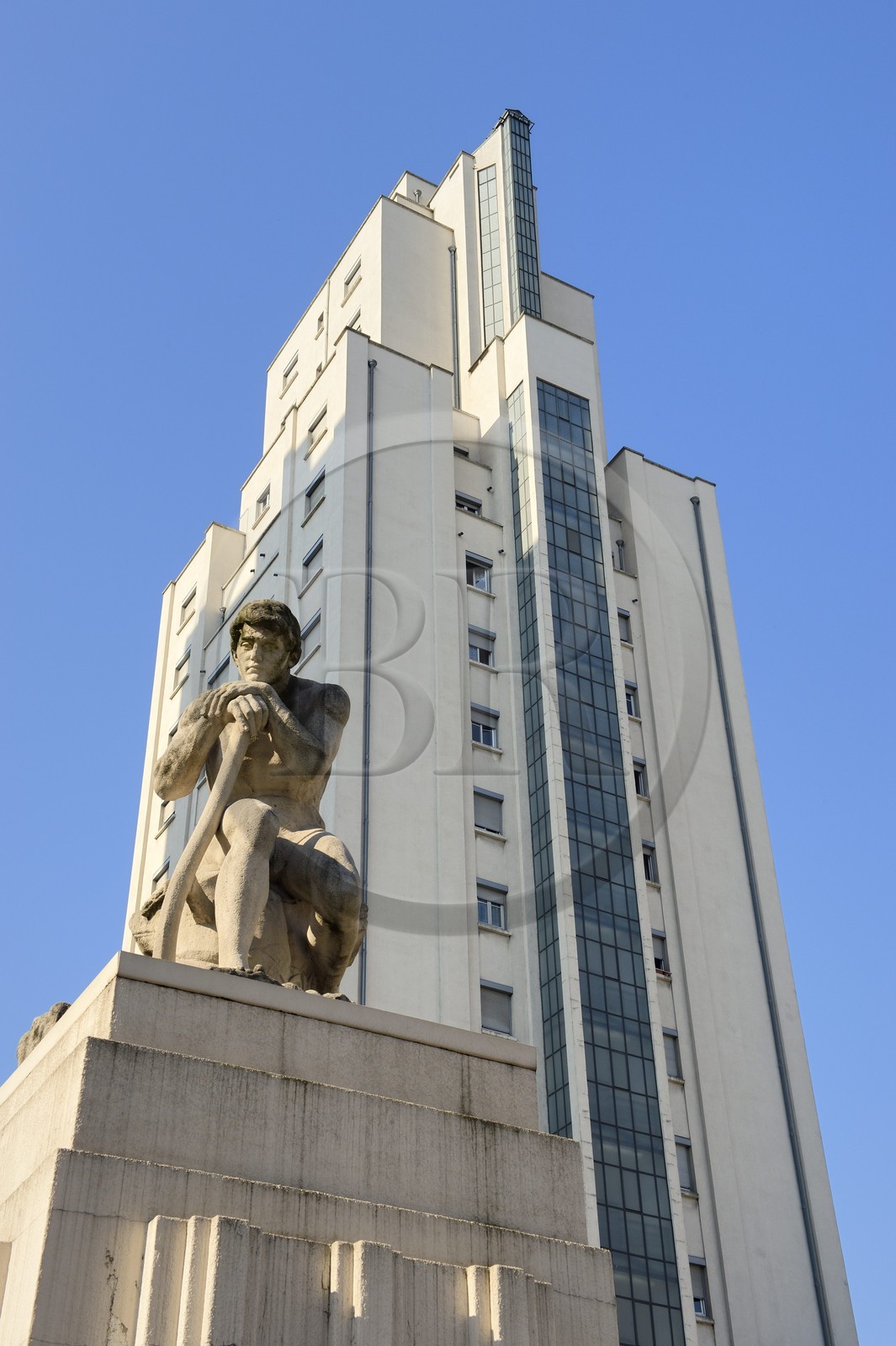 France, Rhône (69), Villeurbanne, ensemble architectural des gratte-ciel construit de 1927 à 1934, le Répit de l’agriculteur œuvre de Jules Pendariès et la perspective des Gratte-ciel