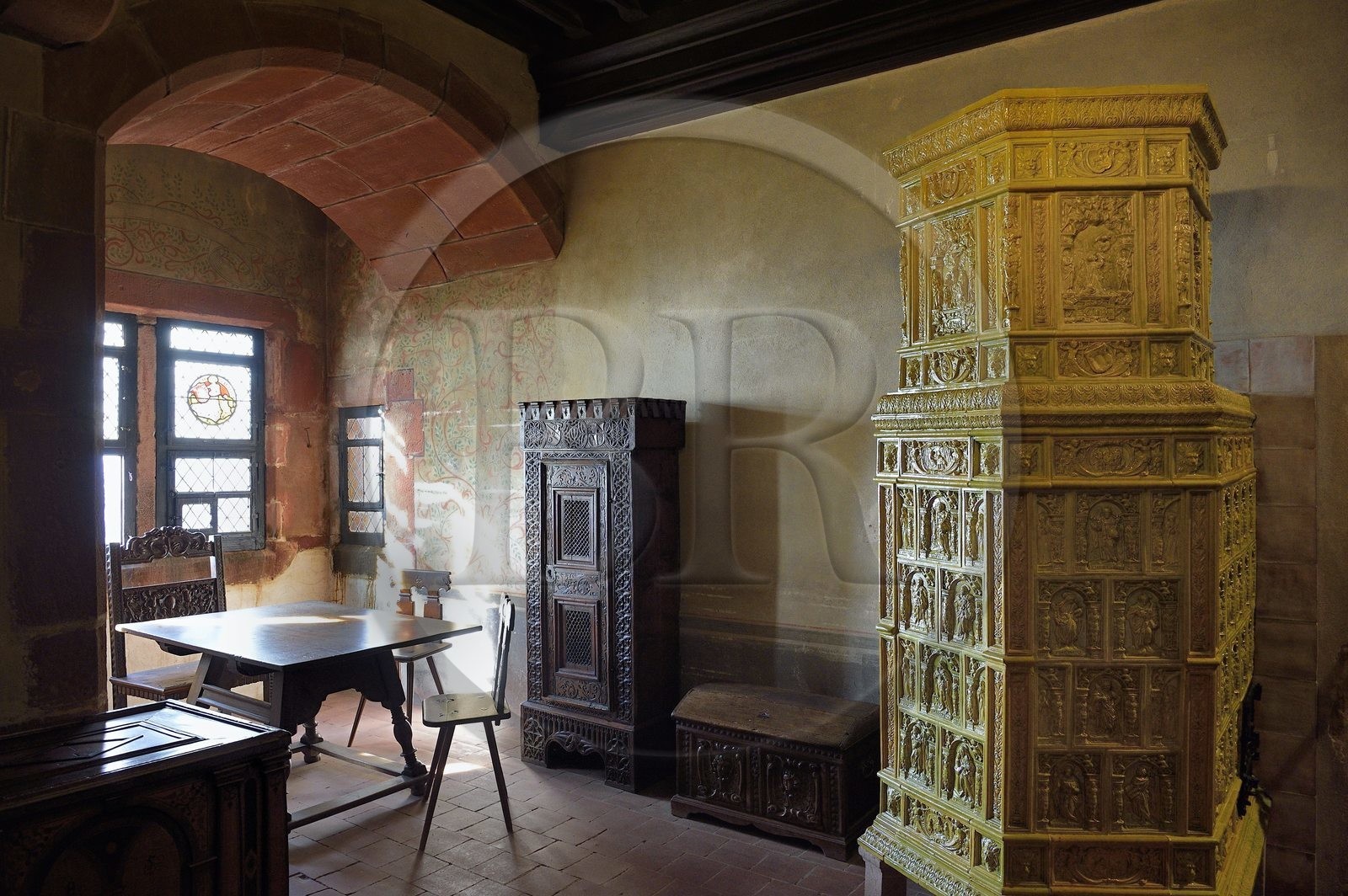 France, Bas-Rhin (67), Orschwiller, le chateau du Haut-Koenigsbourg, le poêle en céramique jaune (kachelofe) est constitué de carreaux copiant les carreaux de poêle trouvés lors de fouilles