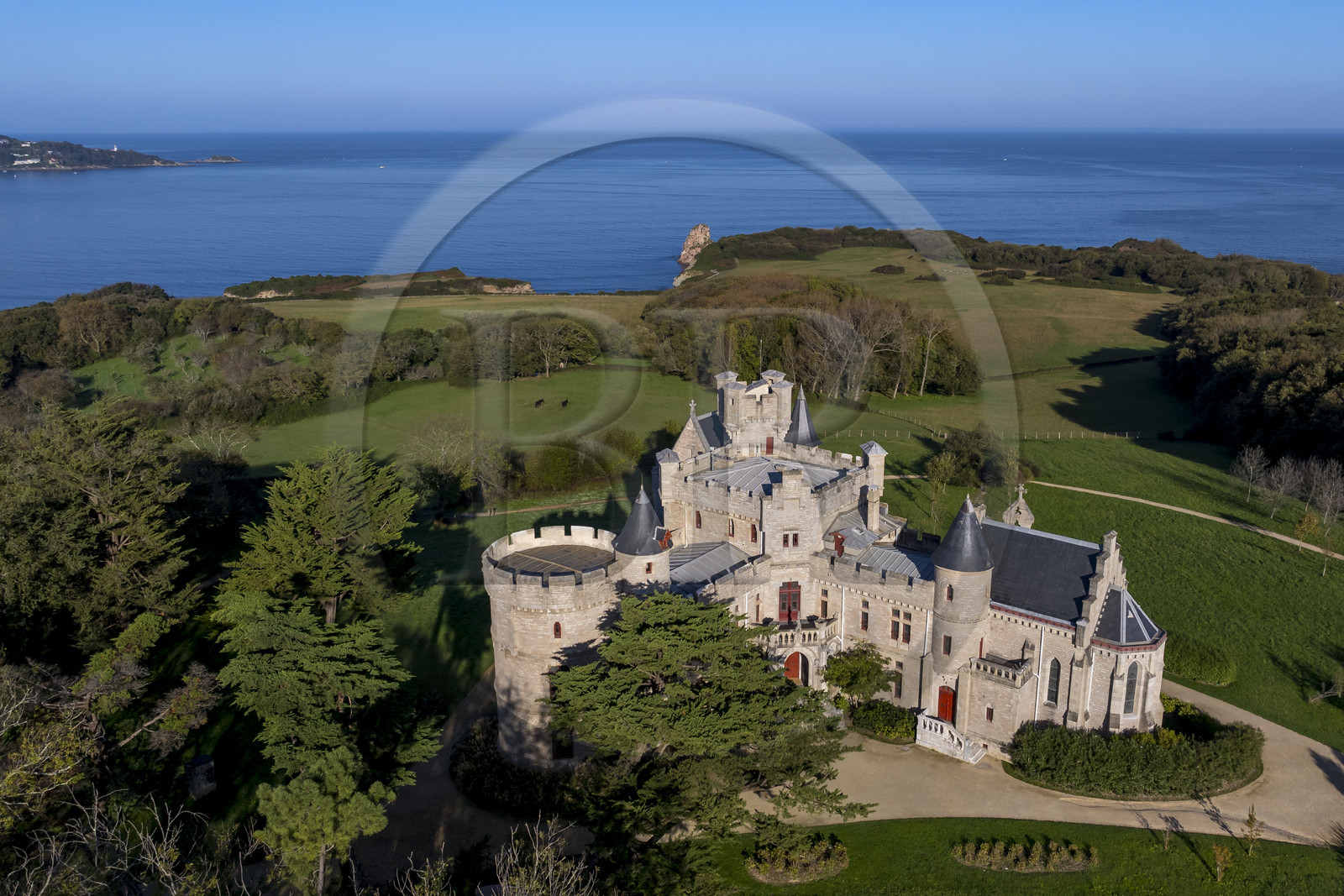 France, Pyrénées-Atlantiques (64), la côte du Pays-Basque, Hendaye, chateau d'Abbadia construit en 1870 par Eugène Viollet-le-Duc pour Antoine d'Abbadie d'Arrast (vue aérienne)