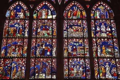 France, Bas-Rhin (67), Strasbourg, vieille ville classée au Patrimoine Mondial de l'UNESCO, la cathédrale Notre-Dame, les vitraux du bas coté sud de la nef datent du XIVème siècle et représentent les scènes de la vie du Christ et de la Vierge